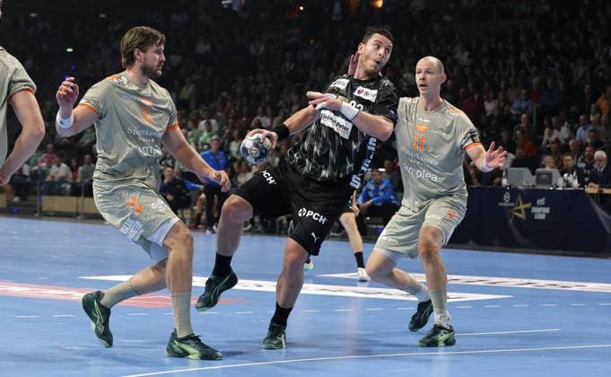 Vetle Roenningen, Mijajlo Marsenic on the ball, Simon Hald duel Game scene Action Sport Handball CL Champions League Champions League Men 2 Matchday Season 2025 2026 18 09 2025 Füchse Berlin vs Aalborg Handbold in the Max Schmeling Halle