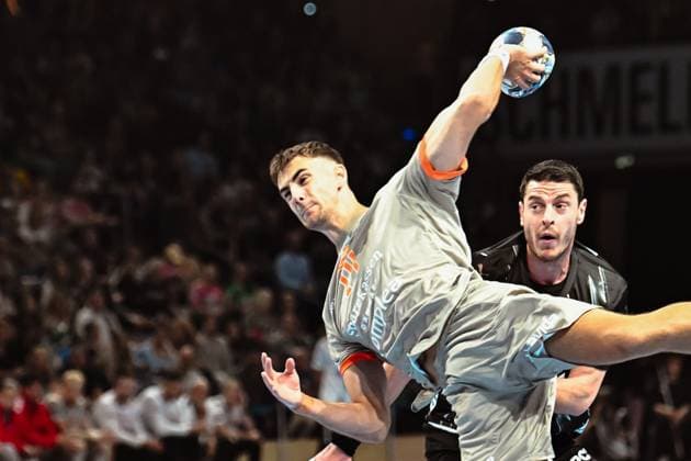 18 09 2025, xlakx, Handball, EHF Champions League, Fuechse Berlin Aalborg Handbold v l AMads Hoxer Aalborg Handbold , Mijajlo Marsenic Fuechse Berlin goes for the jump shot Berlin Daniel Lakomski