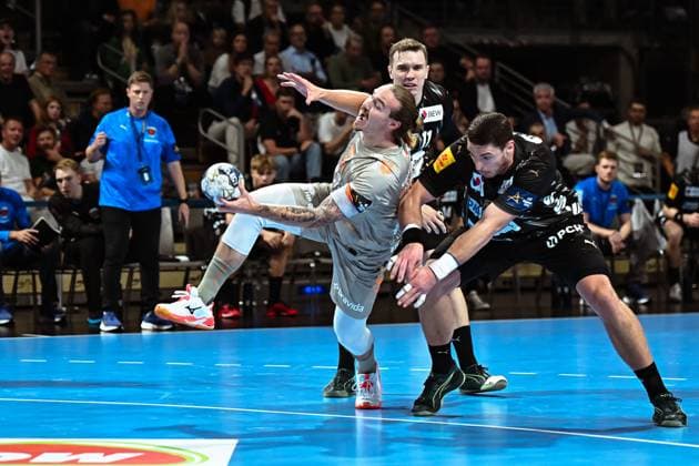 18 09 2025, xlakx, Handball, EHF Champions League, Fuechse Berlin Aalborg Handbold v l Lukas Nilsson Aalborg Handbold ,Lasse Andersson Fuechse Berlin , Mijajlo Marsenic Fuechse Berlin duel, duel, fight, tackle Berlin Daniel Lakomski