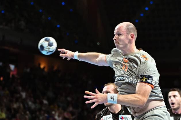 18 09 2025, xlakx, Handball, EHF Champions League, Fuechse Berlin Aalborg Handbold v l Simon Hald Aalborg Handbold goes for the jump shot Berlin Daniel Lakomski