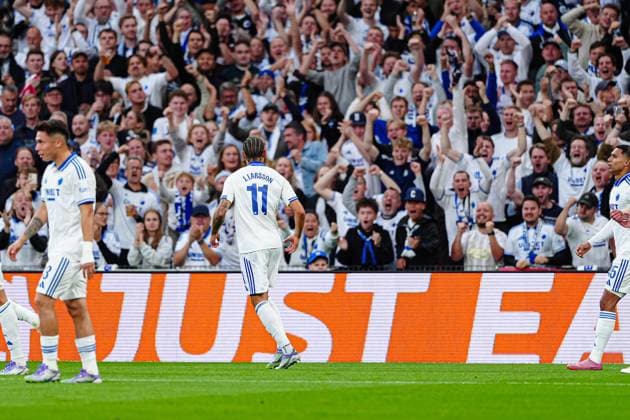 Goal celebration in front of the fans after scoring 1 0 Jordan Larsson FC Copenhagen, 11 DEN, FC Copenhagen vs Bayer 04 Leverkusen, Football, UEFA Champions League, Matchday 1, 2025 2026 season, 18 09 2025 DEN, FC Copenhagen vs Bayer 04 Leverkusen, Football, UEFA Champions League, Matchday 1, 2025 2026 season, 18 09 2025 Copenhagen Copyright: xEibner-Pressefoto MarcelxvonxFehrnx EP_MFN