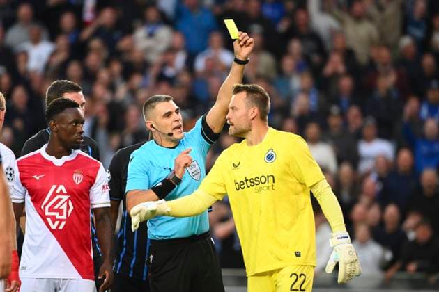 Club Brugge v Monaco - UEFA Champions League BRUGGE, BELGIUM - SEPTEMBER 18 : Mignolet Simon goalkeeper of Club Brugge receives a yellow card from referee Sozza Simone (ITA) during the UEFA Champions League 2025 26 League Phase MD1 match between Club Brugge and Monaco on September 18, 2025 in Brugge, Belgium, 18 09 2025 Brugge Belgium  Copyright: xVincentxKalutx