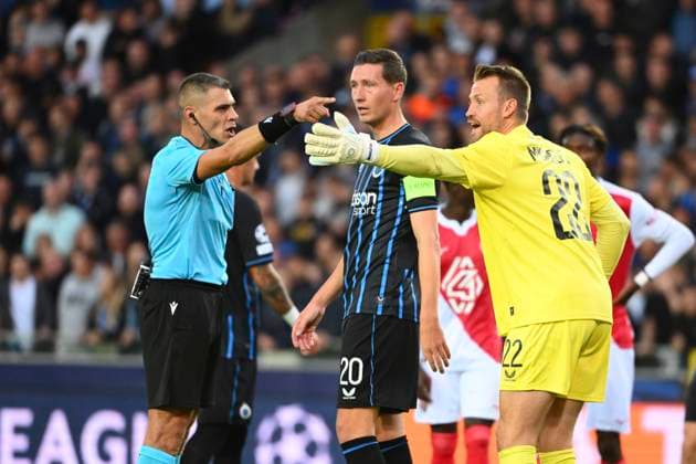 Club Brugge v Monaco - UEFA Champions League BRUGGE, BELGIUM - SEPTEMBER 18 : Mignolet Simon goalkeeper of Club Brugge receives a yellow card from referee Sozza Simone (ITA) during the UEFA Champions League 2025 26 League Phase MD1 match between Club Brugge and Monaco on September 18, 2025 in Brugge, Belgium, 18 09 2025 Brugge Belgium  Copyright: xVincentxKalutx