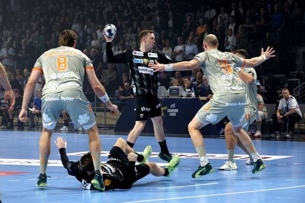 DEU, EHF Champions League, Fuechse Berlin vs Aalborg, 18 09 2025, Max Schmeling Halle, Berlin, DEU, EHF Champions League, Fuechse Berlin vs Aalborg, in the picture Lasse Andersson Fuechse Berlin 11 , Mathias Gidsel Fuechse Berlin 19 , Simon Hald Aalborg Handbold 11 , Vetle Ronningen Aalborg Handbold 8 nordphotoxGmbHx xEngler nph00076