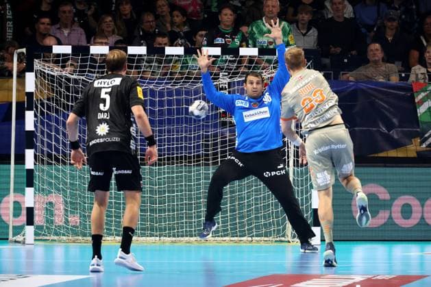 DEU, EHF Champions League, Fuechse Berlin vs Aalborg, 18 09 2025, Max Schmeling Halle, Berlin, DEU, EHF Champions League, Fuechse Berlin vs Aalborg, in the picture 7m from Buster Juul Aalborg Handbold 23 , Max Darj Fuechse Berlin 5 , Dejan Milosavljev Fuechse Berlin 96 nordphotoxGmbHx xEngler nph00076