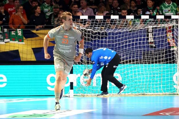 DEU, EHF Champions League, Fuechse Berlin vs Aalborg, 18 09 2025, Max Schmeling Halle, Berlin, DEU, EHF Champions League, Fuechse Berlin vs Aalborg, in the picture 7m from Buster Juul Aalborg Handbold 23 , Dejan Milosavljev Fuechse Berlin 96 nordphotoxGmbHx xEngler nph00076