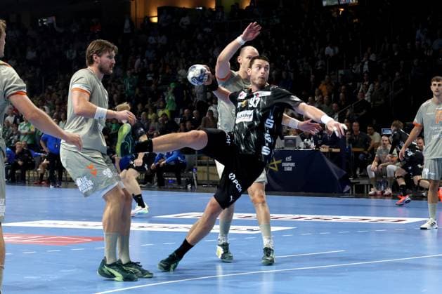 DEU, EHF Champions League, Fuechse Berlin vs Aalborg, 18 09 2025, Max Schmeling Halle, Berlin, DEU, EHF Champions League, Fuechse Berlin vs Aalborg, in the picture Dejan Milosavljev Fuechse Berlin 96 , Simon Hald Aalborg Handbold 11 , Vetle Ronningen Aalborg Handbold 8 nordphotoxGmbHx xEngler nph00076