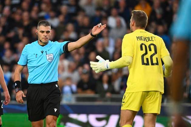 Club Brugge v Monaco - UEFA Champions League BRUGGE, BELGIUM - SEPTEMBER 18 : Mignolet Simon goalkeeper of Club Brugge receives a yellow card from referee Sozza Simone (ITA) during the UEFA Champions League 2025 26 League Phase MD1 match between Club Brugge and Monaco on September 18, 2025 in Brugge, Belgium, 18 09 2025 Brugge Belgium  Copyright: xVincentxKalutx