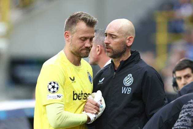 Club s goalkeeper Simon Mignolet leaves the pitch after being injured during a soccer game between Belgian Club Brugge KV and French AS Monaco, in Brugge on Thursday 18 September 2025, on the opening day of the League phase of the UEFA Champions League tournament. BRUNOxFAHY  x134636279x