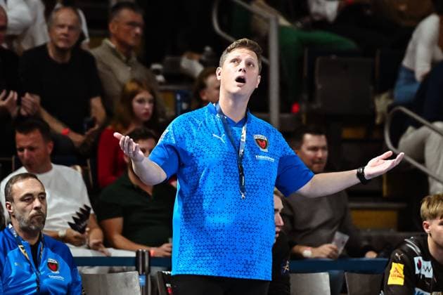 18 09 2025, xlakx, Handball, EHF Champions League, Fuechse Berlin Aalborg Handbold v l Nicolej Krickau Fuechse Berlin coach gives instructions, gesticulates with arms, gesticulate, gives instructions Berlin Daniel Lakomski