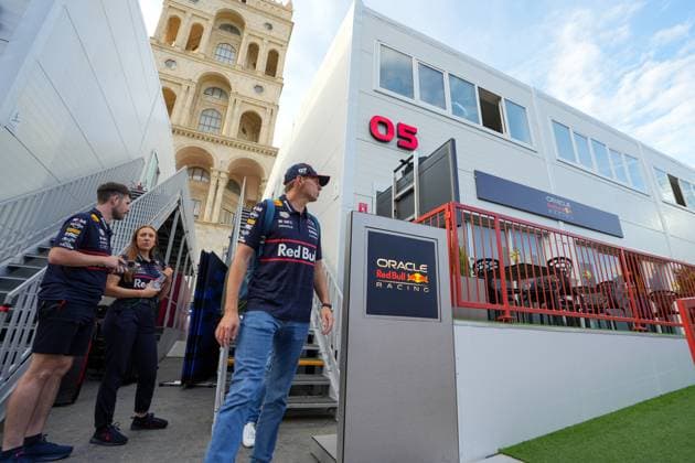 Formula 1 Qatar Airways Azerbaijan Grand Prix 2025 Romain MATHON OVERTAKE MAXPPP - Baku 18 09 2025 01 VERSTAPPEN Max (nld), Oracle Red Bull Racing, portrait at the Formula 1 Qatar Airways Azerbaijan Grand Prix 2025, the 17th round of the 2025 FIA Formula 1 World Championship, WM, Weltmeisterschaft at the Baku City Circuit in Baku, Azerbaijan, from 18 to 21 September 2025 Baku Baku City Circuit Azerbaijan  Copyright: xOVERTAKE MAXPPPxRomainxMATHONx OVT202509185255 OVT202509185255