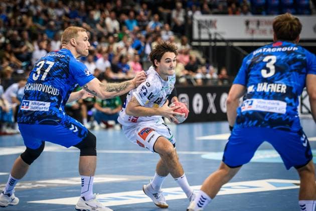 Ludvig Hallbaeck Frisch Auf Goeppingen, 20 between Jonas Truchanovicius TVB Stuttgart, 37 and Max Haefner TVB Stuttgart, 03 , re GER, TVB 1898 Stuttgart Frisch Auf Goeppingen, DAIKIN HBL, Handball, Bundesliga, Matchday 5, Season 2025 2026, 18 09 2025 GER, TVB 1898 Stuttgart Frisch Auf Goeppingen, DAIKIN HBL, Handball, Bundesliga, Matchday 5, Season 2025 2026, 18 09 2025 Stuttgart Copyright: xSandyxDinkelackerx EP_SDR