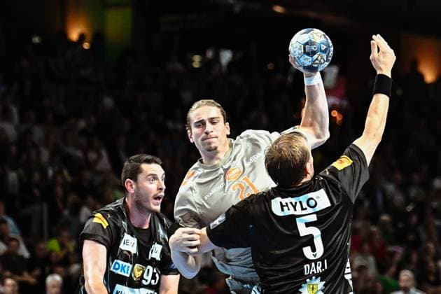 18 09 2025, xlakx, Handball, EHF Champions League, Fuechse Berlin Aalborg Handbold v l Mijajlo Marsenic Fuechse Berlin , Juri Knorr Aalborg Handbold , Max Darj Fuechse Berlin goes for a jump shot Berlin Daniel Lakomski