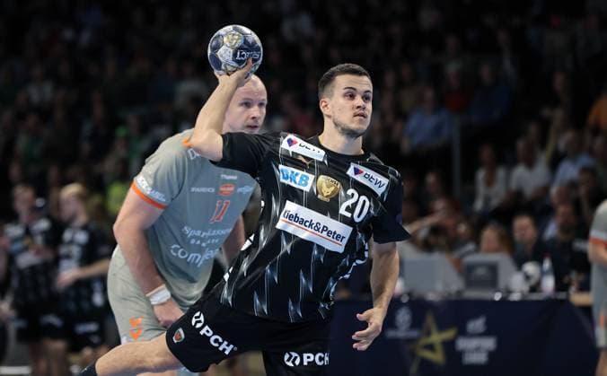 Tim Freihöfer on the ball during a seven-meter penalty throw Upper body action Sport Handball CL Champions League Champions League Men 2 Matchday Season 2025 2026 18 09 2025 Füchse Berlin vs Aalborg Handbold in the Max Schmeling Halle