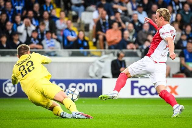 September 18, 2025, Brugge, Belgium, Belgium: Simon MIGNOLET of Brugge and Mika BIERETH of AS Monaco during the UEFA Champions League, League Phase MD1 match between Club Brugge KV (Club Bruges KV) and AS Monaco at Jan-Breydel Stadium on September 18, 2025 in Brugge, Belgium. Brugge Belgium - ZUMAm308 20250918_zsp_m308_001 Copyright: xMatthieuxMirvillex