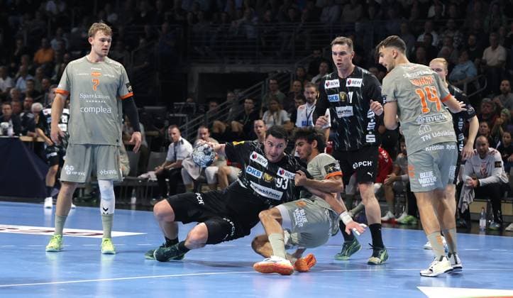 Mijajlo Marsenic in a duel with Marinus Munk Action Match scene Sport Handball CL Champions League Champions League Men 2 Matchday Season 2025 2026 18 09 2025 Füchse Berlin vs Aalborg Handbold in the Max Schmeling Halle