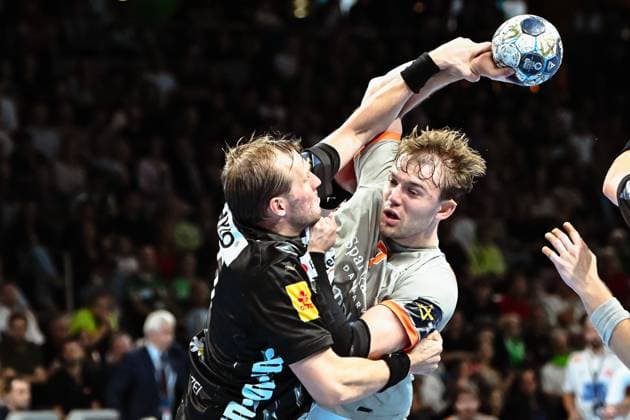18 09 2025, xlakx, Handball, EHF Champions League, Fuechse Berlin Aalborg Handbold v l Max Darj Fuechse Berlin , Thomas Arnoldsen Aalborg Handbold duel, duel, fight, tackle Berlin Daniel Lakomski