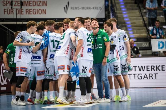 Benjamin Matschke Frisch Auf Goeppingen, Coach time-out, critical look at the display on the ceiling of the Porschearena GER, TVB 1898 Stuttgart Frisch Auf Goeppingen, DAIKIN HBL, Handball, Bundesliga, Matchday 5, Season 2025 2026, 18 09 2025 GER, TVB 1898 Stuttgart Frisch Auf Goeppingen, DAIKIN HBL, Handball, Bundesliga, Matchday 5, Season 2025 2026, 18 09 2025 Stuttgart Copyright: xSandyxDinkelackerx EP_SDR