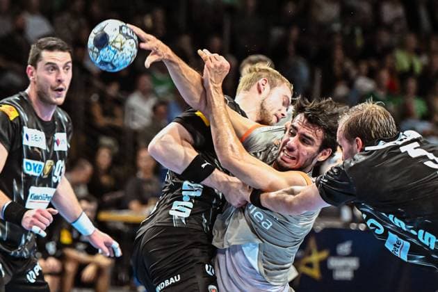 18 09 2025, xlakx, Handball, EHF Champions League, Fuechse Berlin Aalborg Handbold v l Matthes Langhoff Fuechse Berlin , Marinus Munk Aalborg Handbold ,Max Darj Fuechse Berlin duel, duel, fight, tackle Berlin Daniel Lakomski