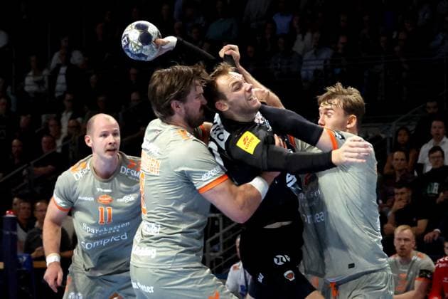 DEU, EHF Champions League, Fuechse Berlin vs Aalborg, 18 09 2025, Max Schmeling Halle, Berlin, DEU, EHF Champions League, Fuechse Berlin vs Aalborg, in the picture Mathias Gidsel Fuechse Berlin 19 , Vetle Ronningen Aalborg Handbold 8 , Thomas Sommer Arnoldsen Aalborg Handbold 7 nordphotoxGmbHx xEngler nph00076