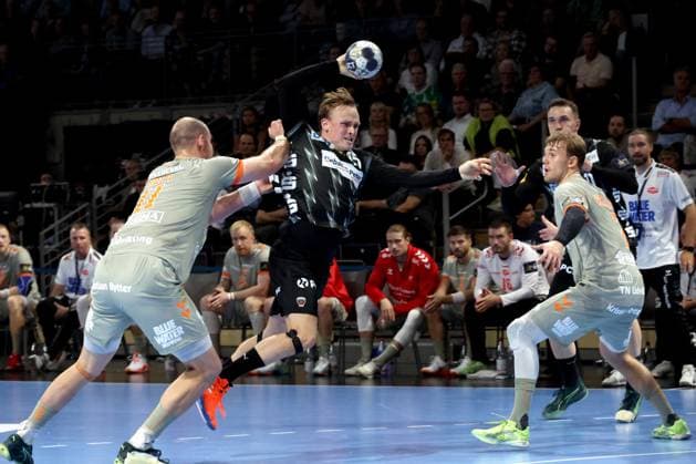 DEU, EHF Champions League, Fuechse Berlin vs Aalborg, 18 09 2025, Max Schmeling Halle, Berlin, DEU, EHF Champions League, Fuechse Berlin vs Aalborg, in the picture Tobias Grondahl Fuechse Berlin 15 , Simon Hald Aalborg Handbold 11 , Thomas Sommer Arnoldsen Aalborg Handbold 7 nordphotoxGmbHx xEngler nph00076