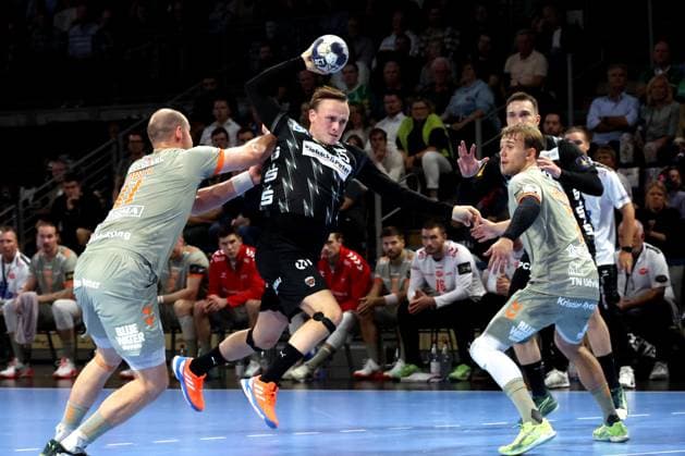 DEU, EHF Champions League, Fuechse Berlin vs Aalborg, 18 09 2025, Max Schmeling Halle, Berlin, DEU, EHF Champions League, Fuechse Berlin vs Aalborg, in the picture Tobias Grondahl Fuechse Berlin 15 , Simon Hald Aalborg Handbold 11 , Thomas Sommer Arnoldsen Aalborg Handbold 7 nordphotoxGmbHx xEngler nph00076