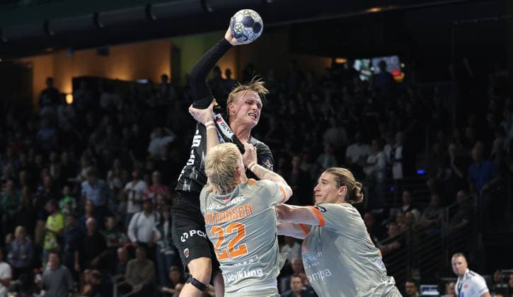 Tobias Schjoelberg Groendahl on the ball, Rene Antonsen, Juri Knorr duel Match scene Action Sport Handball CL Champions League Champions League Men 2 Matchday Season 2025 2026 18 09 2025 Füchse Berlin vs Aalborg Handbold in the Max Schmeling Halle