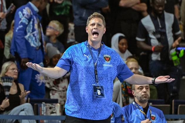 18 09 2025, xlakx, Handball, EHF Champions League, Fuechse Berlin Aalborg Handbold v l Nicolej Krickau Fuechse Berlin coach gives instructions, gesticulates with arms, gesticulate, gives instructions Berlin Daniel Lakomski