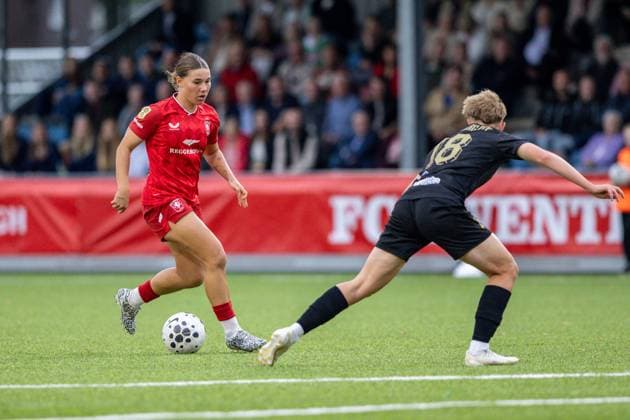 Enschede, Netherlands, September 18th 2025: Lynn Groenewegen (6 FC Twente) runs with the ball during the UEFA Womens Champions League Third Qualifying Round football game between FC Twente and GKS Katowice at Sportpark Schreurserve in Enschede, Netherlands. (Leiting Gao SPP) Copyright: xLeitingxGaox xSPPx Sportspressphoto_SPR27796