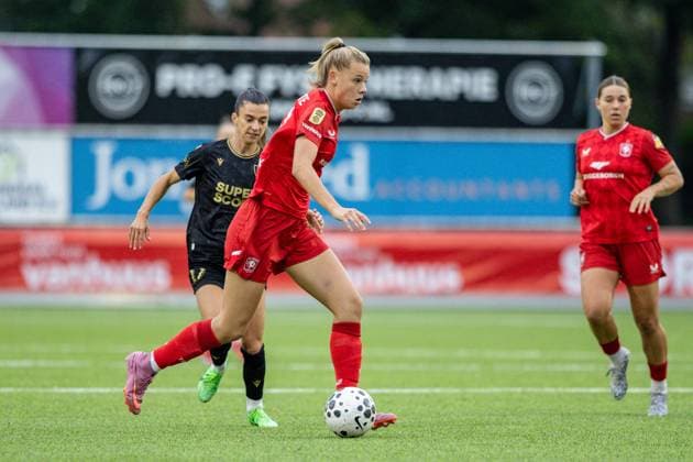 Enschede, Netherlands, September 18th 2025: Eva Oude Elberink (14 FC Twente) runs with the ball during the UEFA Womens Champions League Third Qualifying Round football game between FC Twente and GKS Katowice at Sportpark Schreurserve in Enschede, Netherlands. (Leiting Gao SPP) Copyright: xLeitingxGaox xSPPx spp-en-LeGaSp-LG202509187118