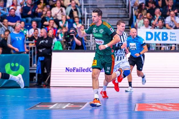 Hannes Feise TSV Hannover Burgdorf, No. 56 v l , TSV Hannover Burgdorf green against THW Kiel white on matchday 3 of the 2025 2026 season in the DAIKIN Handball Bundesliga 18 09 2025, ZAG Arena Hannover, GER , Copyright: xJanxGuentherx xTSVxHannover-Burgdorfx