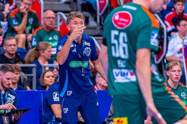 Christian Prokop TSV Hannover Burgdorf, Coach f l , TSV Hannover Burgdorf green vs THW Kiel white on Matchday 3 of the 2025 2026 season in the DAIKIN Handball Bundesliga 18 09 2025, ZAG Arena Hannover, GER , Copyright: xJanxGuentherx xTSVxHannover-Burgdorfx