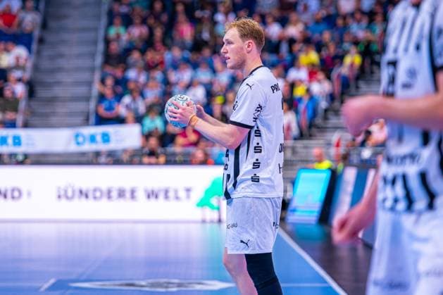 Eric Johansson THW Kiel, No. 21 v l , TSV Hannover Burgdorf green against THW Kiel white on matchday 3 of the 2025 2026 season in the DAIKIN Handball Bundesliga 18 09 2025, ZAG Arena Hannover, GER , Copyright: xJanxGuentherx xTSVxHannover-Burgdorfx
