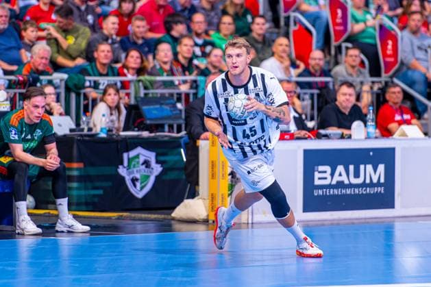 Emil Wernsdorf Madsen THW Kiel, No. 45 v l , TSV Hannover Burgdorf green against THW Kiel white on matchday 3 of the 2025 2026 season in the DAIKIN Handball Bundesliga 18 09 2025, ZAG Arena Hannover, GER , Copyright: xJanxGuentherx xTSVxHannover-Burgdorfx