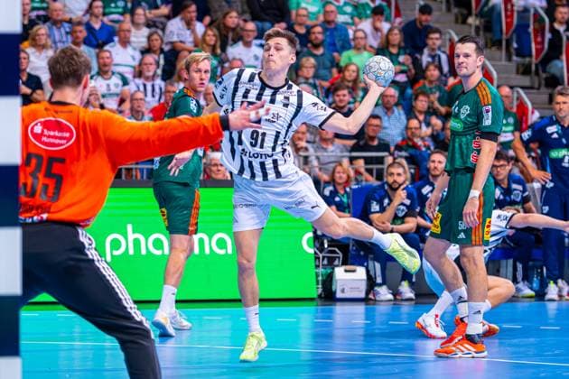 Bence Imre THW Kiel, Nr 91 v l , TSV Hannover Burgdorf green against THW Kiel white on matchday 3 of the 2025 2026 season in the DAIKIN Handball Bundesliga 18 09 2025, ZAG Arena Hannover, GER , Copyright: xJanxGuentherx xTSVxHannover-Burgdorfx