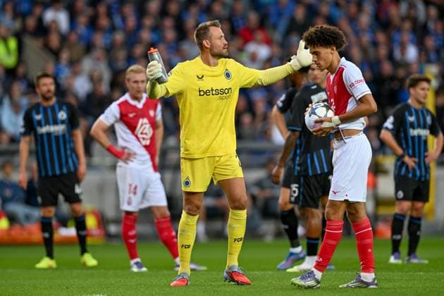 250918 Club Brugge vs AS Monaco goalkeeper Simon Mignolet (22) of Club Brugge reacts during the Uefa Champions League first matchday in the League phase game in season 2025 - 2026 between Club Brugge KV and AS Monaco on September 18 , 2025 in Brugge, Belgium. (Photo by David Catry Isosport) Brugge Belgium  Copyright: xDavidxCatryx 20250918DC2_0018