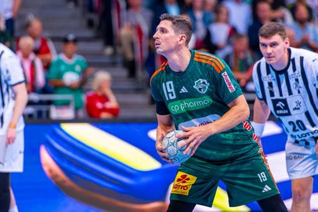 Marius Steinhauser TSV Hannover Burgdorf, No. 19 v l , TSV Hannover Burgdorf green against THW Kiel white on matchday 3 of the 2025 2026 season in the DAIKIN Handball Bundesliga 18 09 2025, ZAG Arena Hannover, GER , Copyright: xJanxGuentherx xTSVxHannover-Burgdorfx
