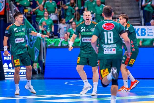 Justus Fischer TSV Hannover Burgdorf, No. 54 v l , TSV Hannover Burgdorf green against THW Kiel white on matchday 3 of the 2025 2026 season in the DAIKIN Handball Bundesliga 18 09 2025, ZAG Arena Hannover, GER , Copyright: xJanxGuentherx xTSVxHannover-Burgdorfx