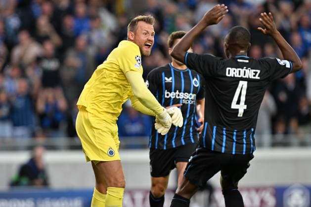 250918 Club Brugge vs AS Monaco goalkeeper Simon Mignolet (22) of Club Brugge reacts towards the referee after saving a penalty during the Uefa Champions League first matchday in the League phase game in season 2025 - 2026 between Club Brugge KV and AS Monaco on September 18 , 2025 in Brugge, Belgium. (Photo by David Catry Isosport) Brugge Belgium  Copyright: xDavidxCatryx 20250918DC2_0139