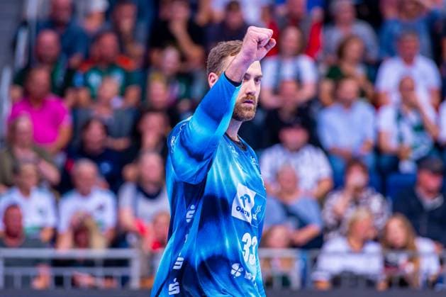 Andreas Wolff THW Kiel, No. 33 v l , TSV Hannover Burgdorf green against THW Kiel white on matchday 3 of the 2025 2026 season in the DAIKIN Handball Bundesliga 18 09 2025, ZAG Arena Hannover, GER , Copyright: xJanxGuentherx xTSVxHannover-Burgdorfx
