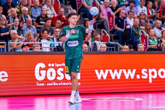 Renars Uscins (TSV Hannover-Burgdorf, Nr. 10) (v.l.), TSV Hannover-Burgdorf (grün) gegen THW Kiel (weiß) am 3. Spieltag der Saison 2025 2026 in der DAIKIN Handball-Bundesliga (18.09.2025, ZAG Arena (Hannover, GER), *** Renars Uscins TSV Hannover Burgdorf, No. 10 v l , TSV Hannover Burgdorf green against THW Kiel white on matchday 3 of the 2025 2026 season in the DAIKIN Handball Bundesliga 18 09 2025, ZAG Arena Hannover, GER , Copyright: xJanxGuentherx xTSVxHannover-Burgdorfx