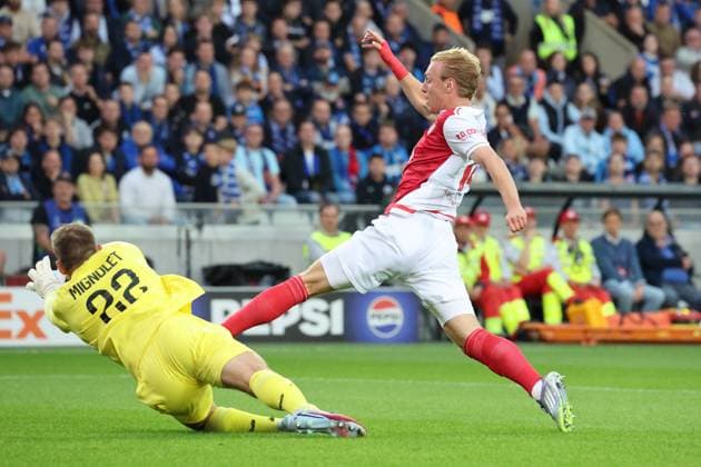 FOOTBALL : Club Brugge vs Monaco - UEFA Ligue des Champions - 18 09 2025 Contact entre Mika BIERETH (AS Monaco) et Simon MIGNOLET (Club Brugge) lors du match Club Brugge vs Monaco, UEFA Ligue des Champions phase de Ligue J1, Jan Breydelstation Bruges, le 18 septembre 2025 - photo Laurent Sanson PsnewZ  Copyright: xLaurentxSANSONx xPsnewZx