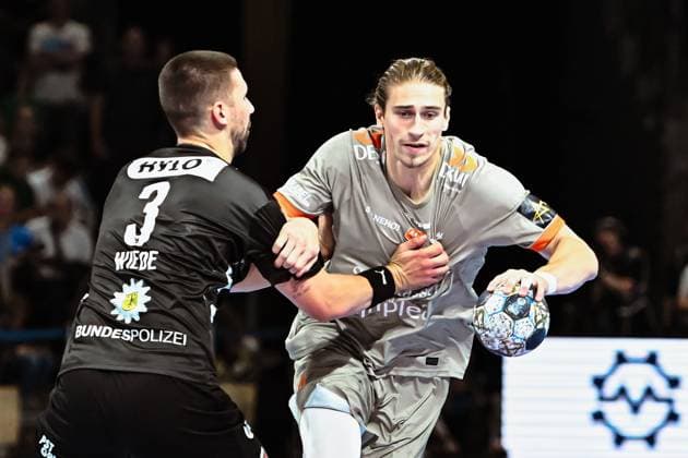 18 09 2025, xlakx, Handball, EHF Champions League, Fuechse Berlin Aalborg Handbold v l Fabian Wiede Fuechse Berlin , Juri Knorr Aalborg Handbold duel, duel, fight, tackle Berlin Daniel Lakomski