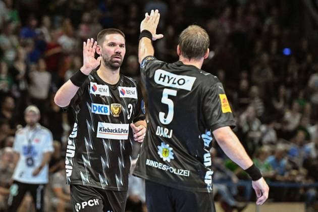 18 09 2025, xlakx, Handball, EHF Champions League, Fuechse Berlin Aalborg Handbold v l Fabian Wiede Fuechse Berlin , Max Darj Fuechse Berlin Jubel, Torjubel, jubelt über das Tor, celebrate the goal, celebration Berlin Daniel Lakomski