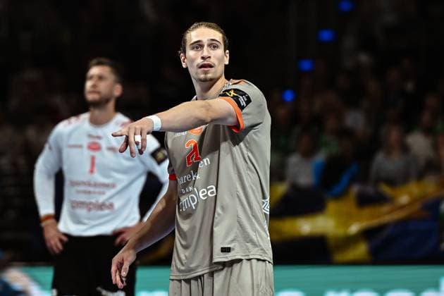 18 09 2025, xlakx, Handball, EHF Champions League, Fuechse Berlin Aalborg Handbold v l Juri Knorr Aalborg Handbold gives instructions, gesticulates with arms, gesticulate, gives instructions Berlin Daniel Lakomski