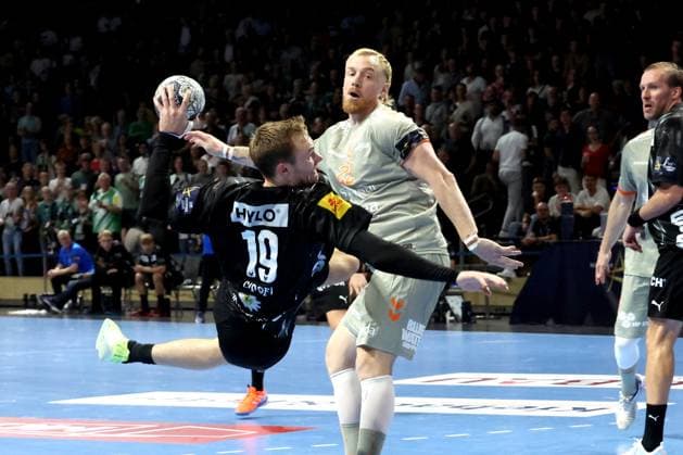 DEU, EHF Champions League, Fuechse Berlin vs Aalborg, 18 09 2025, Max Schmeling Halle, Berlin, DEU, EHF Champions League, Fuechse Berlin vs Aalborg, in the picture Mathias Gidsel Fuechse Berlin 19 , Rene Antonsen Aalborg Handbold 22 nordphotoxGmbHx xEngler nph00076