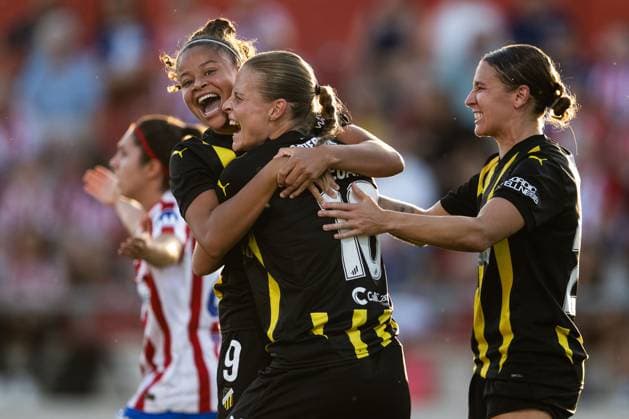 250918 Anna Anvegard of Häcken celebrates with Felicia Schröder and Tabby Tindell after 0 1 during the second leg UEFA Women™s Champions League third qualifying round football match between Atletico Madrid and Häcken on September 18, 2025 in Madrid Photo Carl Sandin BILDBYRAN kod CS CS0773 fotboll football soccer fotball uefa womens champions league atletico madrid häcken dam bbeng jubel  Copyright: CARLxSANDIN BB250918CS057