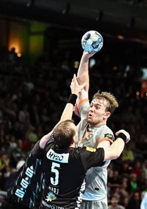 18 09 2025, xlakx, Handball, EHF Champions League, Fuechse Berlin Aalborg Handbold v l Max Darj Fuechse Berlin , Thomas Arnoldsen Aalborg Handbold duel, duel, fight, tackle Berlin Daniel Lakomski