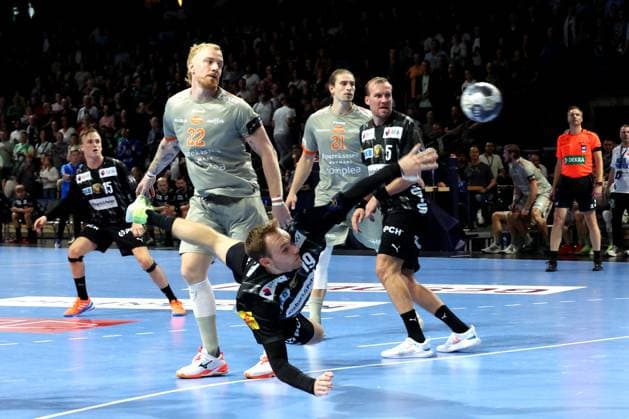 DEU, EHF Champions League, Fuechse Berlin vs Aalborg, 18 09 2025, Max Schmeling Halle, Berlin, DEU, EHF Champions League, Fuechse Berlin vs Aalborg, in the picture Mathias Gidsel Fuechse Berlin 19 , Rene Antonsen Aalborg Handbold 22 nordphotoxGmbHx xEngler nph00076