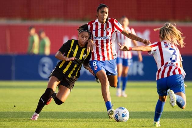 250918 Felicia Schröder of Häcken and Gabriela Garcia of Atletico Madrid during the second leg UEFA Women™s Champions League third qualifying round football match between Atletico Madrid and Häcken on September 18, 2025 in Madrid Photo Carl Sandin BILDBYRAN kod CS CS0773 fotboll football soccer fotball uefa womens champions league atletico madrid häcken dam bbeng  Copyright: CARLxSANDIN BB250918CS059